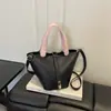 Nova moda outono de 2026, bolsa bucket estilosa para mulheres, bolsa de ombro elegante de cor sólida, de alto valor, nicho, bolsas femininas no atacado