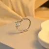 Anillo de Moda de Tres Piedras para Mujer, Brillante y Deslumbrante, Diseño de Nicho, Versátil de Alta Gama, Personalizado, Anillo Simple y de Lujo Ligero
