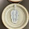 Collar para mujer con colgante bañado en plata con figura de Buda de calcedonia blanco hielo, diseños de hoja y calabaza, ágata y jade de Maitreya