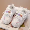 Tenis blancos para niños, zapatos para niñas, nueva colección primavera 2025, diseño de Cinnamoroll, para niñas y niños mayores, parte superior de piel, antideslizantes, zapatos deportivos casuales