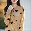 Suéter Cárdigan Tejido con Patrón de Corazones Estilo Francés para Mujer, Colección Primavera 2026, Prenda Superior de Punto de Lana Versátil y Elegante para el Trabajo