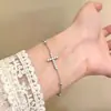 Pulseira Elegante Simples de Aço Titânio com Pedras Strass Cruz para Mulheres Design de Nicho Sensação de Alto Padrão Estilo Ins Versátil Exquisito Acessório Tendência