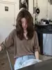 Estilo perezoso sensación relajada atuendo camiseta de manga larga marrón mujer principios de otoño coreano chic elegante suelto cuello medio abierto top