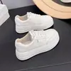Zapatillas blancas de suela gruesa para aumentar la altura para mujer, nuevos zapatos blancos casuales de verano, zapatillas blancas versátiles de plataforma estilo coreano súper cómodas para mujer
