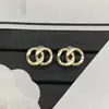 Fornecimento Exclusivo Transfronteiriço de Brincos Novos Estilo 2025 Inspirados em Chanel com Letras Duplas C Lisas para Mulheres, Réplica de Alta Qualidade com Etiqueta, Atacado
