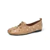 Zapatos de moda de nicho de 1 cm con tachuelas, suela blanda, nuevos de verano 2026, punta redonda, planos, slip-on, zapatos de cuero para mujer