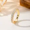 Anillo de Luz de Zirconia Incrustada en Oro Real Chapado en Cobre Transfronterizo Europeo y Americano Lujo Ligero Sensación de Alta Gama Anillo para el Dedo Joyería de Mano Versátil Fabricante Venta al por Mayor en Stock