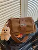 Bolso de axila de diseño nicho estilo coreano transfronterizo inspirado en motocicletas para mujer, con una elegante hebilla de cinturón, adecuado para ir al trabajo y se puede llevar como bolso de hombro o bolso cruzado.