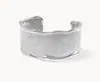 Pulsera Abierta Dorada Chapada con Patrón Ondulado para Mujer, Diseño de Nicho de Lujo Ligero Primavera/Verano, Pulsera de Moda Versión Ancha de Alta Gama