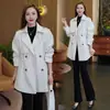 Elegante gabardina de doble botonadura con cuello de traje, nueva colección otoño 2026 para mujer, moderna y elegante, entallada en la cintura, de longitud media, hasta la rodilla