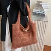 Bolsa de Tricô Estilo Western Casual Feminina 2025 Nova Estilo Coreano Bolsa Tote Preguiçosa Grande Capacidade para Ir ao Trabalho Bolsa de Ombro sob o Braço