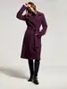 Abrigo largo de lana estilo bata para mujer, de color morado intenso con solapas grandes, cinturón de corbata del mismo color en la cintura para estilizar, prenda de abrigo que llega por encima de la rodilla