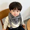 Cachecol Triangular Jacquard Liso Unissex para Bebê, Protetor de Pescoço Duplo com Pompons Estilo Coreano para Outono e Inverno, Cachecol Simples Protetor de Pescoço Infantil