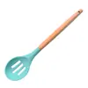 Atacado de fábrica utensílios de cozinha de silicone cabo de madeira escorredor colher doméstica utensílios de cozinha pá de cozinha colher