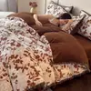 Manta de Cama de Felpa Tallada Antiestática Totalmente Mate de Invierno Juego de Cuatro Piezas Funda de Edredón Gruesa Cálida de Coral Fleece Sábana