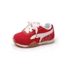 Zapatos de caminar transpirables retro para niñas, colección primavera/otoño 2026, zapatillas de malla ligeras antideslizantes para niños, zapatillas de entrenamiento alemanas para niños