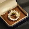 Anillo Broche de Mariposa de Oro Exquisito Microincrustado de Circonita de Alta Gama Europeo y Americano, Pin Clip Versátil y Elegante para Bufanda para Mujeres