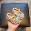 Sapatos de caminhada para bebês com solas macias, modelo primavera-verão 2026, sapatos únicos, sapatos de princesa para bebês com diamantes brilhantes, sapatos estilosos para meninas de 0 a 3 anos