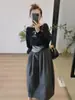 Traje de moda estilo coreano para mujer, nueva colección otoño 2026, top sin hombros con estampado de letras + chaleco + falda de cintura alta conjunto de tres piezas