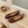 Sapatos rasos e planos femininos 2026, cor sólida, sapatos casuais perfurados da moda para uso externo, sapatos de peça única vazados, novo modelo de primavera e outono