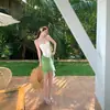 Conjunto de Férias à Beira-Mar em Phuket, Tailândia, Conjunto de Duas Peças Feminino com Top Branco Tubinho e Saia Verde de Bolinhas que Marca o Quadril