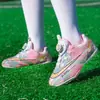Nuevos zapatos de césped para fútbol escolar con hebilla giratoria al por mayor para niños, zapatos de entrenamiento de fútbol morados