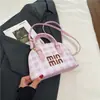 Bolsa de mão retrô de nicho em formato de concha para mulheres, nova coleção primavera 2026, com um elegante design xadrez estampado, adequada para usar no ombro ou como bolsa transversal.