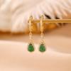 Pendientes de plata de ley S925 con diseño retro de jade y circonitas, bañados en oro, de One Deer Silver. Elegantes pendientes que combinan con todo.