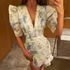 Vestido estilo francés, elegante, de cuello en V profundo, cintura alta, modelo de exportación nuevo 2026, con bajo asimétrico, manga corta y silueta ajustada.