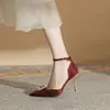Sapatos de Salto Alto Vazados Jin Gang CH8003-5 Baotou para Mulheres Coleção Primavera e Outono 2024 Salto Agulha Bico Fino Couro Patente