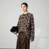 2025 Novo Suéter de Gola Redonda Solto com Estampa de Leopardo Malha Escovada Casual de Manga Longa Visual Emagrecedor Malha Outono e Inverno