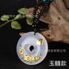 Pé de ouro incrustado com calcedônia ouro incrustado com flores de jade desabrochando rico fecho de paz pingente atividades seguro venderá fabricantes de presentes atacado