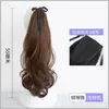 Peluca de coleta rizada de longitud media-larga para venta al por mayor del fabricante, estilo con tira, cabello artificial de onda grande, coleta baja, coleta alta, cabello