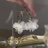 Aretes de flores blancas súper hada aretes mujer estilo coreano moda personalidad diseño nicho temperamento dulces aretes combinables