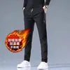 Pantalones casuales para hombre, nueva colección de invierno 2026, pantalones de estilo de negocios con cintura elástica, forro polar, pierna recta, corte holgado, pantalones largos