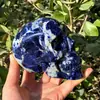 Pedra Crua de Cristal Natural Pedra Listrada Azul Ornamento de Caveira Brinquedo de Mão Peça para Decoração de Casa Sala de Estar Mesa de Escritório
