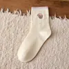Calcetines lindos de oso bordado hasta la pantorrilla para mujer, estilo universitario dulce de otoño e invierno, calcetines de algodón holgados de dibujos animados sin costuras para niñas