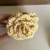 Estilo Mori Flor Amarilla Pequeña Exquisita Banda para Agarrar el Cabello Pinza Sencilla para el Cabello Pinza de Tiburón Avanzada Banda para el Cabello a Cuadros Elegante Corea del Sur Accesorios para el Cabello
