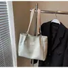 Bolsa Transversal de Lona Listrada Casual Grande Capacidade Pingente Outono 2026 Novo Estilo Tendência Estilosa Bolsa Tote para o Dia a Dia Bolsa de Tecido Feminina