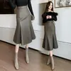 2026 Otoño/Invierno Nuevo Estilo Coreano Falda de Cuero de Longitud Media Cola de Pez Drapado Irregular Dobladillo Grande Falda de Cuero de Longitud Media Mujer