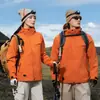 Chaqueta Tres en Uno Estilo Camello Mismo de Tmall para Hombres y Mujeres, Nueva Ropa de Trabajo a Prueba de Viento e Impermeable para Montañismo de Otoño e Invierno Personalizada