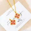 Nova Corrente para Clavícula com Pingente de Trevo de Quatro Folhas em Filigrana Vermelho-Rubi Banhada a Ouro com Cravação de Diamantes, Design de Luxo Leve de Nicho