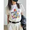 Camiseta Chic Divertida con Letra Graffiti para Mujer Verano Hombro Derecho Holgada Casual Diseño de Manga Corta Top de Algodón Puro Cuello Redondo