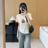 Camiseta feminina casual de alta qualidade, manga curta, gola redonda, ombro normal, com estampa de morango em flocagem, feita de cânhamo Han, Tencel e lã