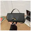 Bolsa de Noite de Couro Macio com Padrão Trançado Nova Coleção Primavera/Verão 2026 Bolsa Baguete Vintage Bolsa Sanfonada Bolsa de Mão Estilo Horizontal Bolsa Transversal para Mulheres