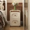 Mesita de noche ultradelgada con un diseño único en un estilo crema de nicho para uso doméstico en el dormitorio, nuevo modelo 2026, pequeño mueble de noche vintage de madera maciza
