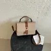 O color-blocking estilo coreano está em alta este ano, com uma bolsa quadrada pequena retrô, de design transfronteiriço 2026 e fashion-forward, texturizada e única, que pode ser usada na transversal, na mão ou no ombro.