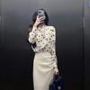 Conjunto de Duas Peças Estilo Tweed de Alta Qualidade Branco com Bolinhas + Saia Elegante com Design Plissado para Dama Coreana