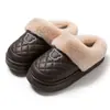 Chinelos de inverno femininos 2026 novo modelo, antiderrapantes, quentes, para uso interno em casa, de sola grossa, forrados com pelúcia, chinelos de algodão para casa com calcanhar fechado