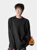 Camiseta elegante de manga larga de alta gama con hebillas metálicas de remaches para hombre, diseñada para el invierno, con un estilo urbano y base interior afelpada